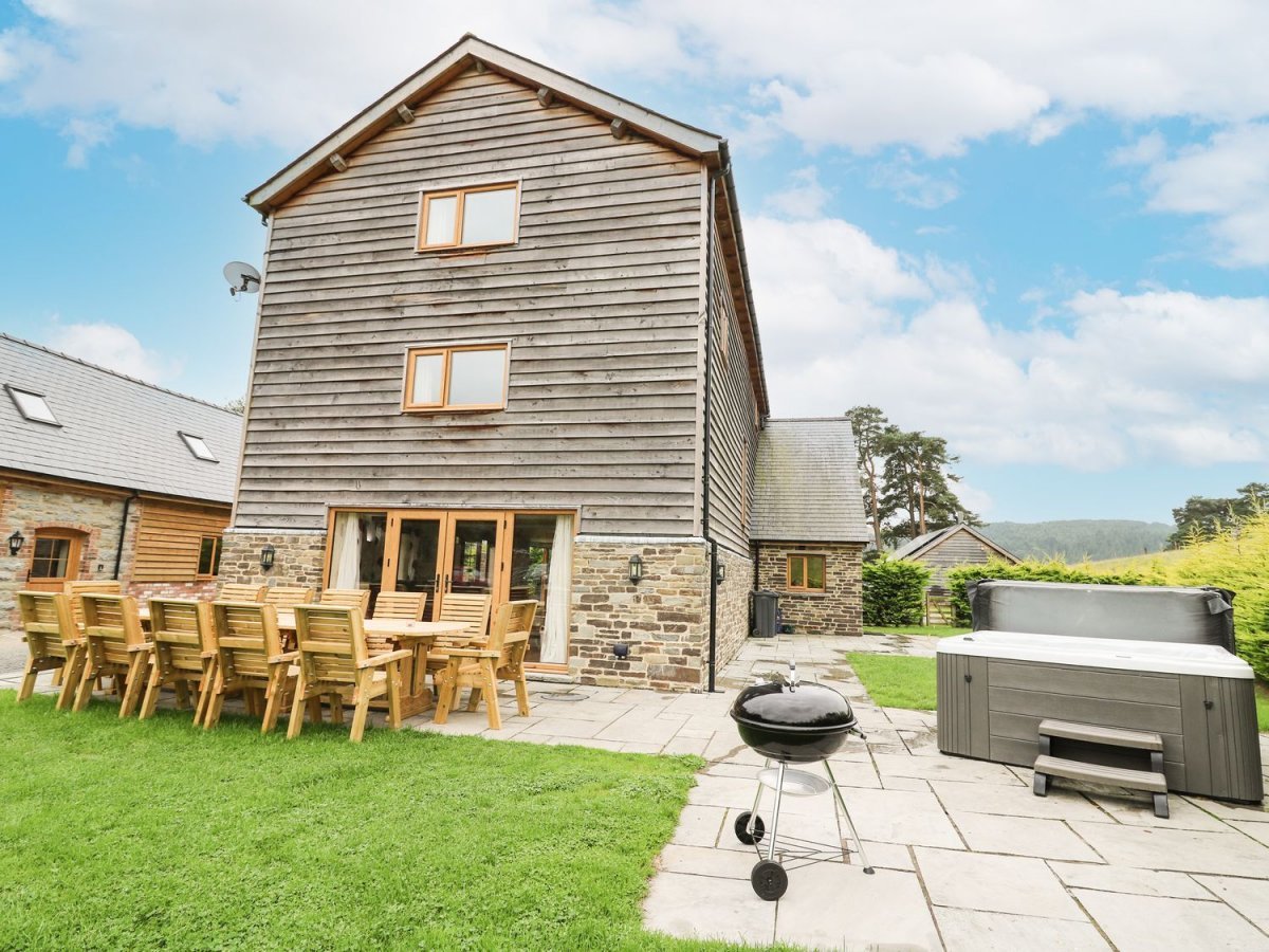 The Stables patio and hot tub